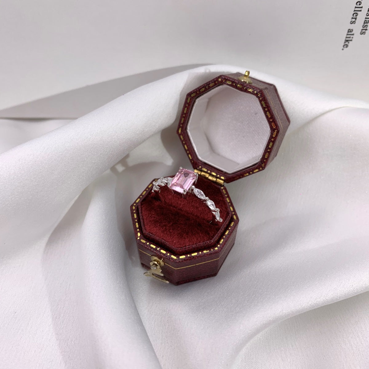 Anillo de diamantes de talla esmeralda rosa