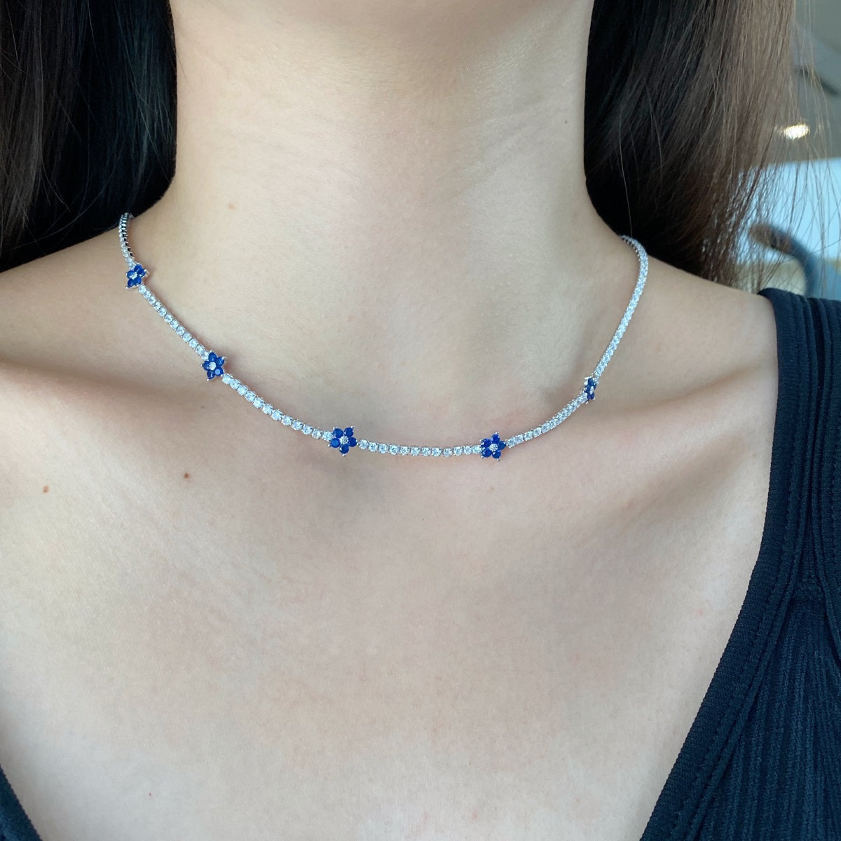 Collar de diamantes con flores azules