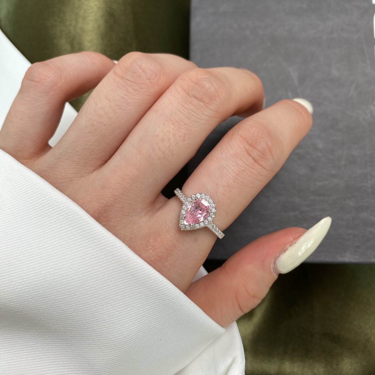 Anillo de diamante ovalado rosa